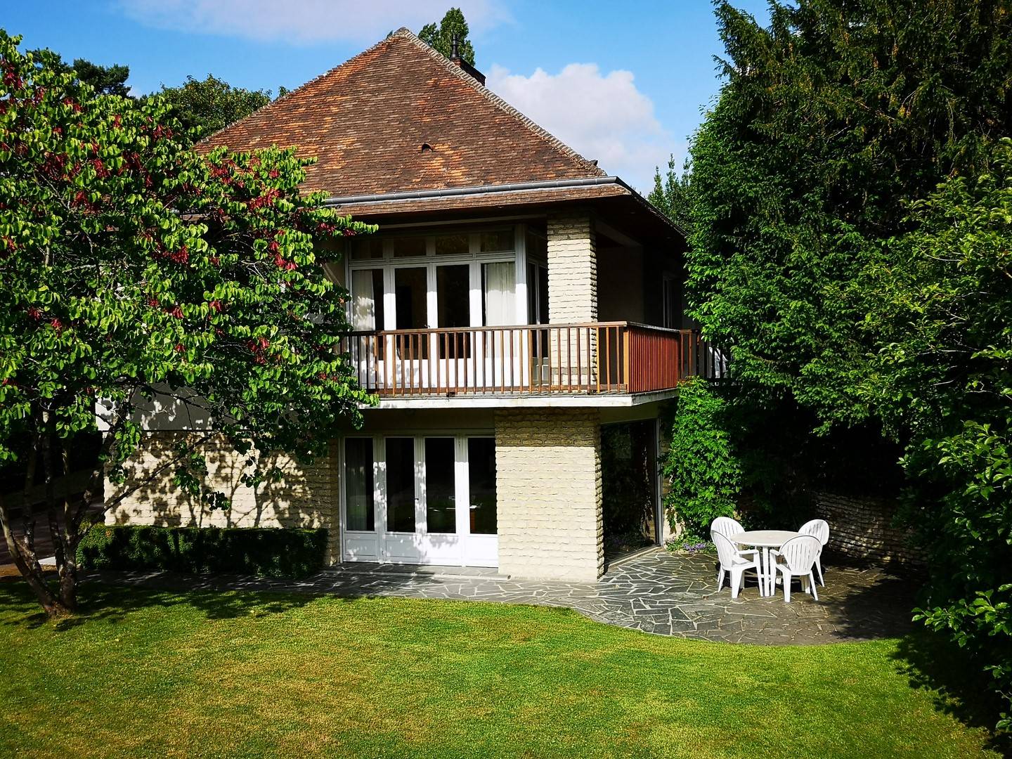 A acquérir, Maison de Ville édifiée sur un terrain arboré de 2 000 m², à Lisieux 14100, en Normandie.