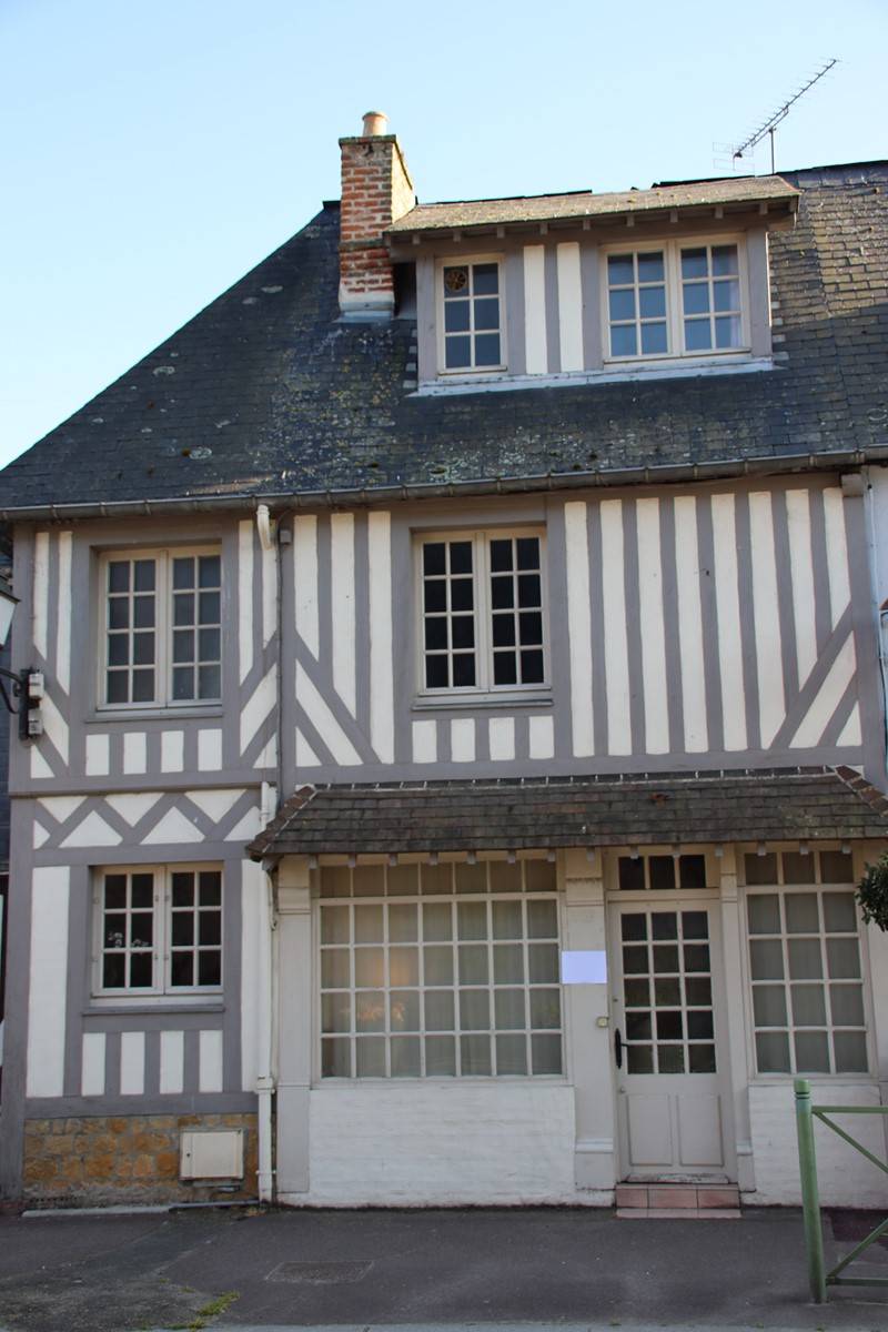 A acquérir, Maison de Village à pieds des commerces et proche de Deauville 14800.