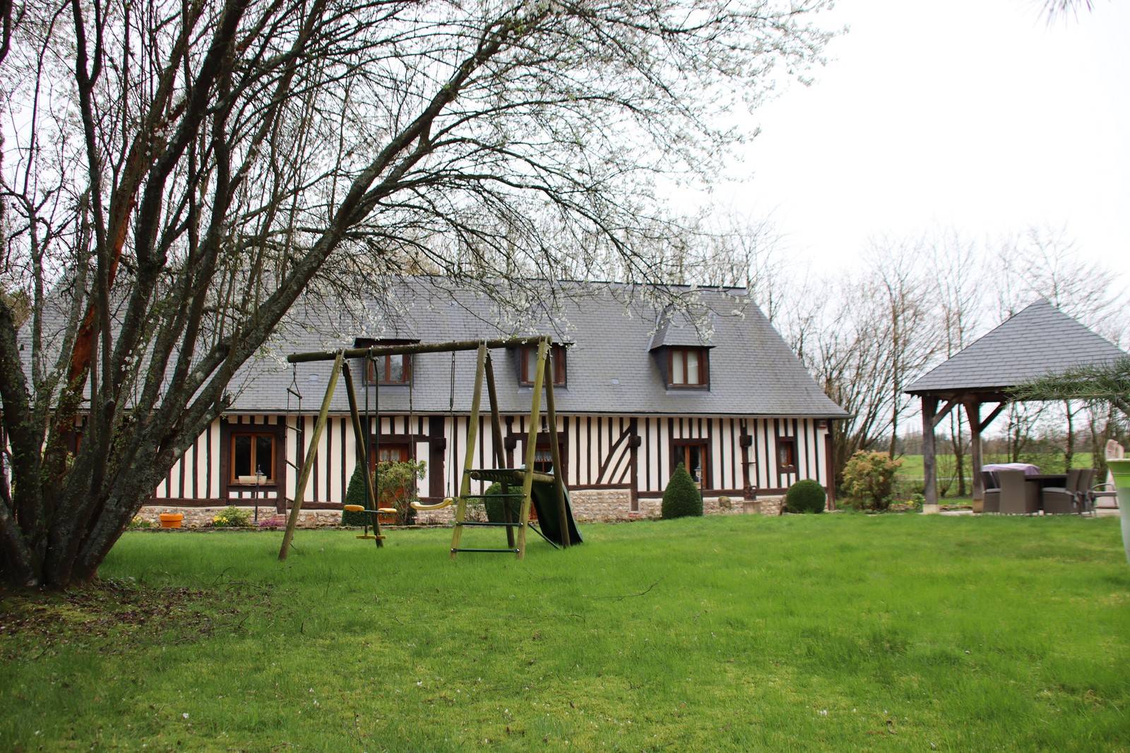 En vente, à 5 minutes des commodités, Maison à colombages et sa piscine chauffée, édifiées sur une parcelle de terrain paysagé de 1 664 m², en Normandie.