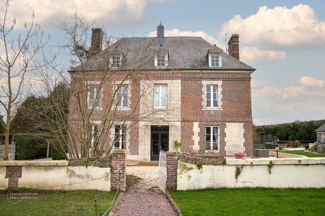 Rare à la vente, Demeure en briques du XIXème siècle avec dépendance et jardin arboré d'env. 6 000 m², dans la région de Cormeilles 27260
