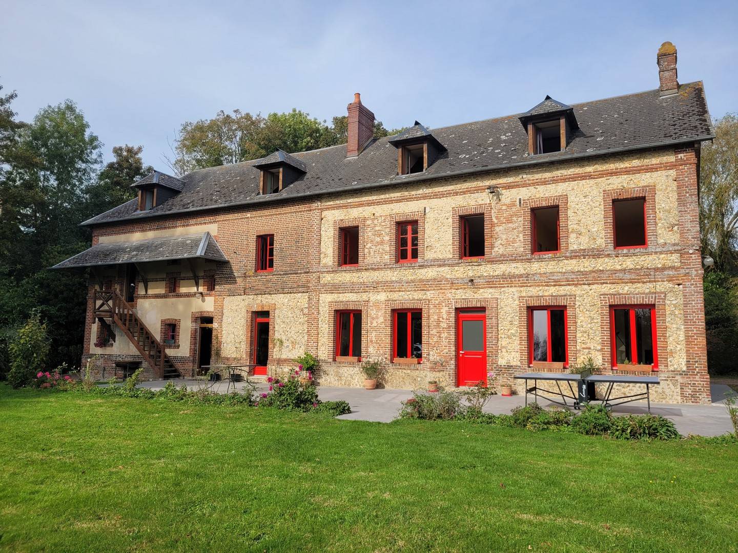  A acquérir vaste maison en briques et silex sur presque 6 000 m² de terrain, avec dépendances, proche du centre-ville de Lisieux 14100