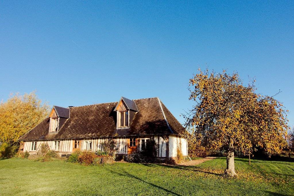 Terres et Demeures de Normandie vous invite à venir visiter cet ancienne étable entièrement rénovée Calvados 14
