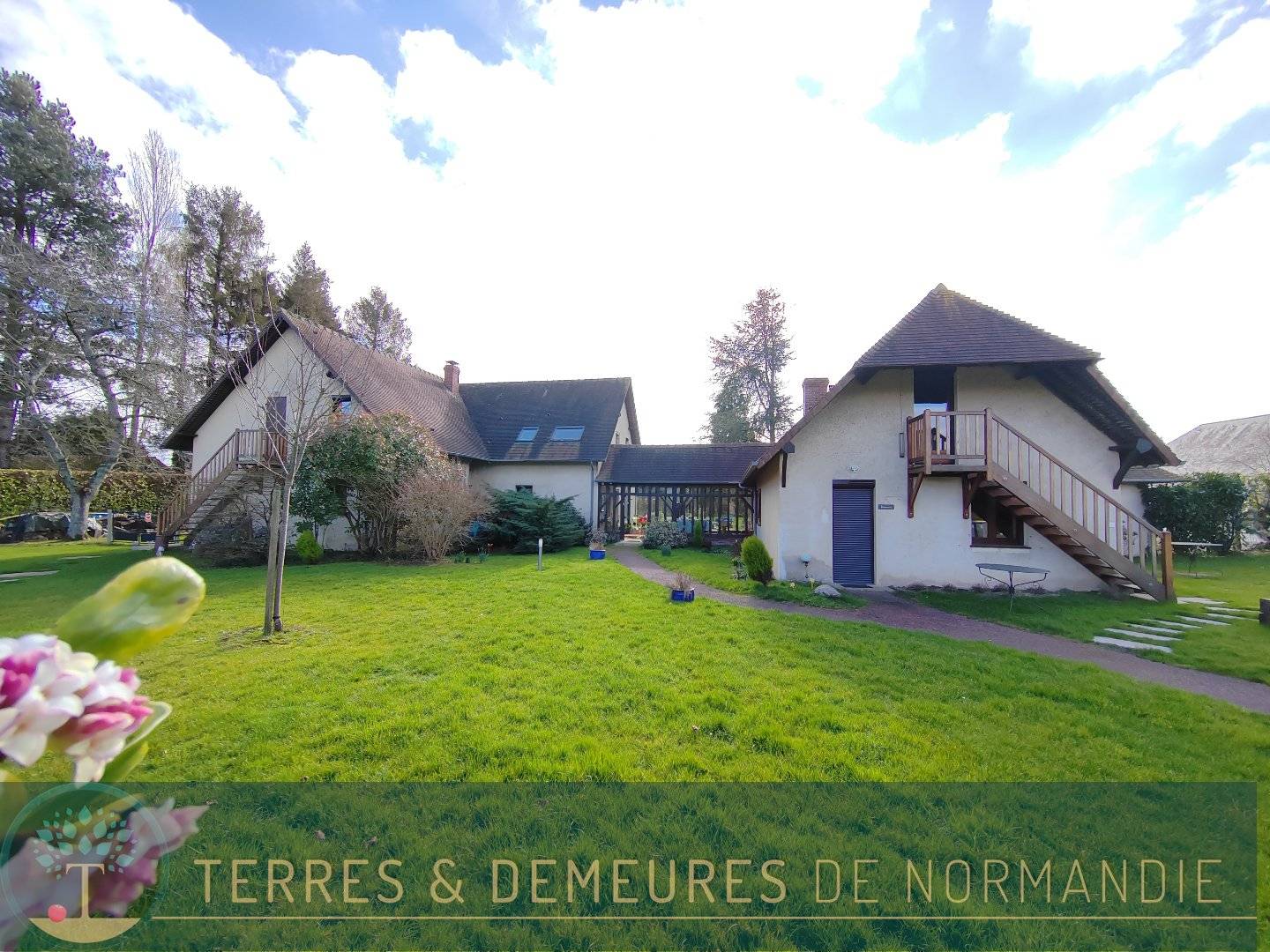 5 min. de Cormeilles, dans un village dynamique, spacieuse maison d'architecte sur 2900 m² de terrain environ, activité gîte et chambre d'hôtes.