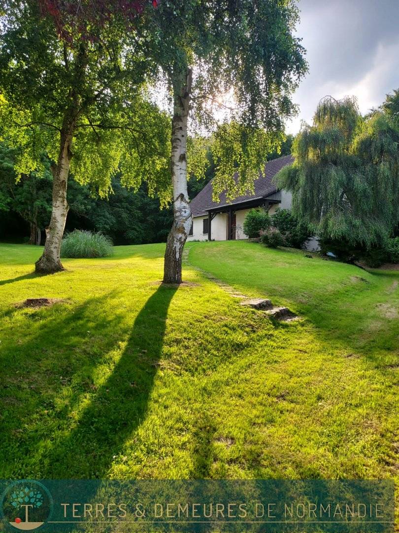 A vendre, dans un village préservé de la vallée de la Risle, villa traditionnelle restaurée avec jardin de 3 410 m², dans l'Eure 27.