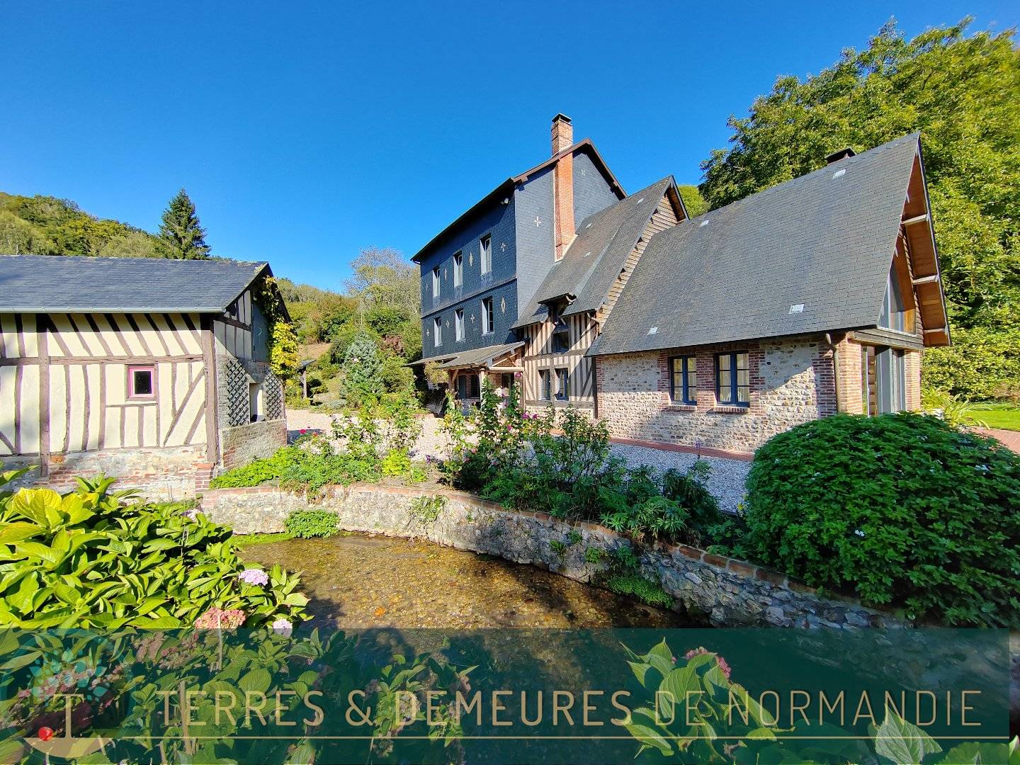 A VENDRE, Domaine en colombages avec Ancien Moulin, Maison d'Amis et divers bâtiments, sur 6 hectares de terres, proche d'un bourg avec commodités, dans le Calvados 14.