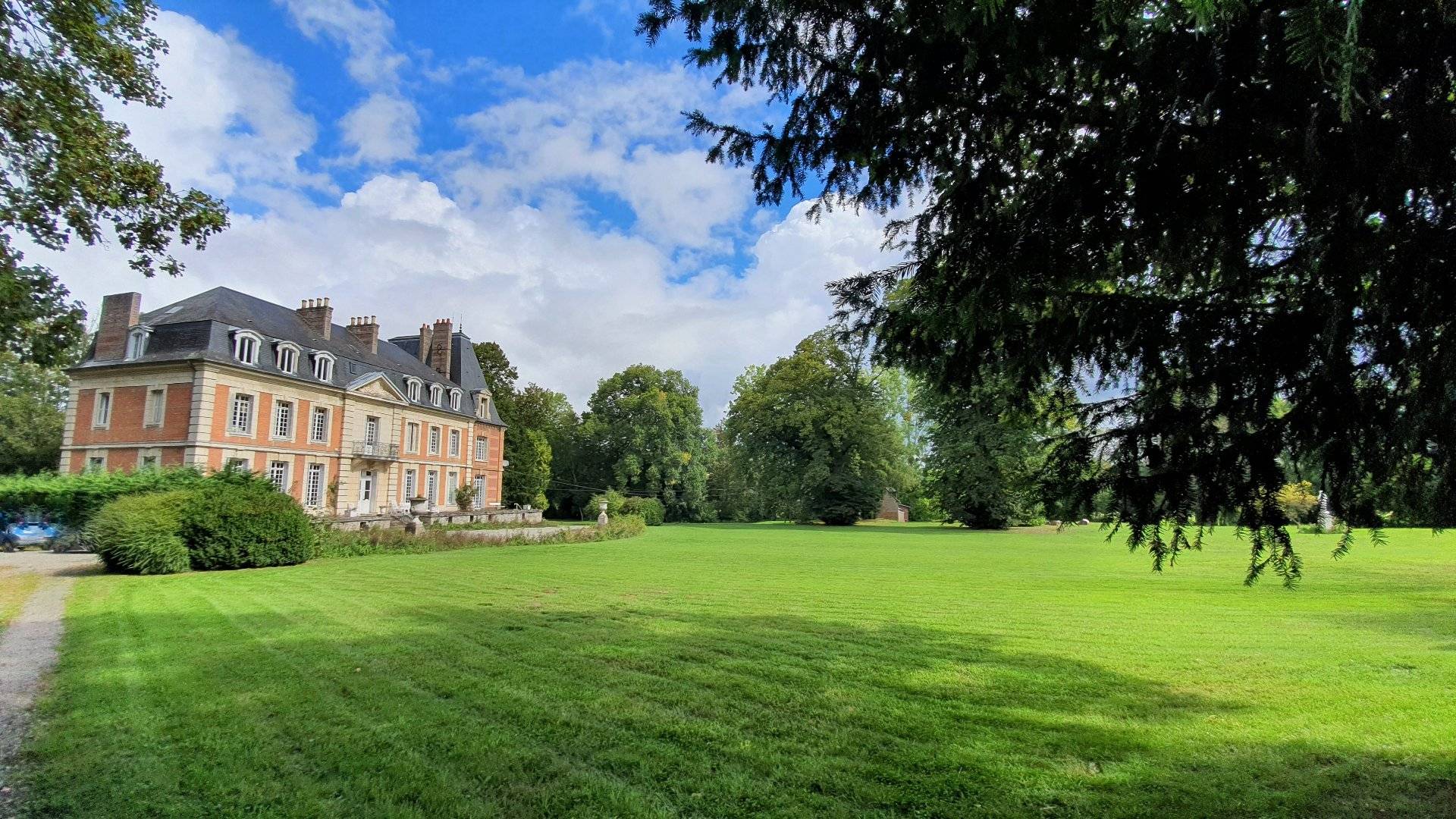 A vendre Château du 19ème siècle et annexes, au cœur d'un parc de 5.9 ha, proche de la mer à Dieppe 76200 en Normandie.