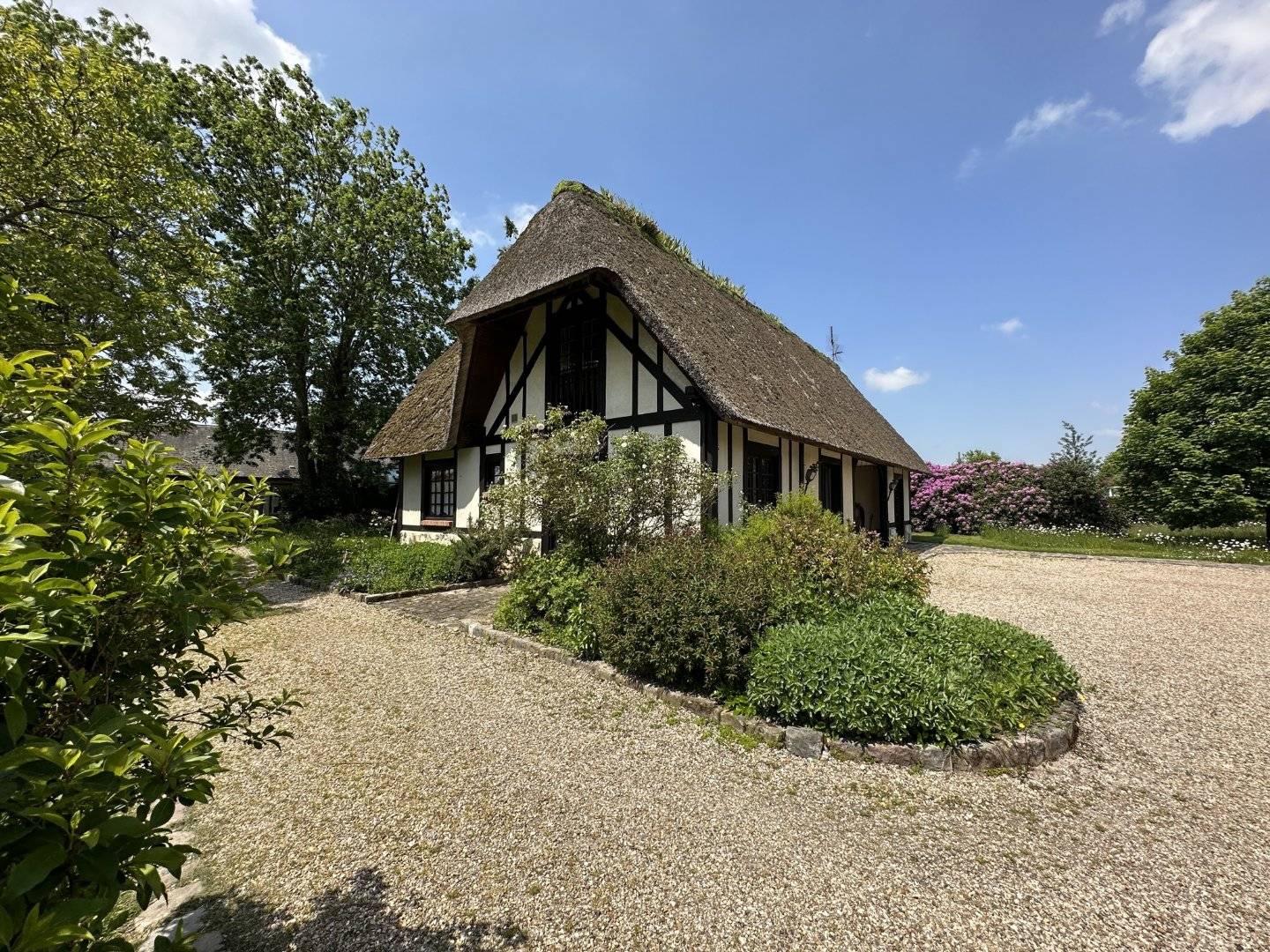 A vendre trois maisons traditionnelles normandes situées dans un jardin arboré de 4 017m2.
