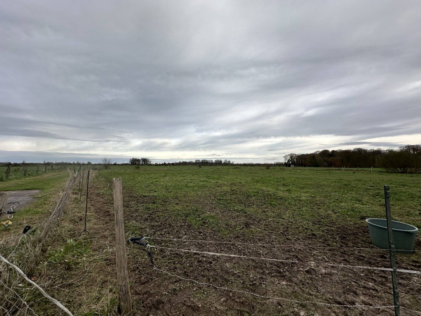 SOUS OFFRE Terrain à lotir non viabilisé de 890 m² sur la commune de PETIT-CAUX, en Normandie.