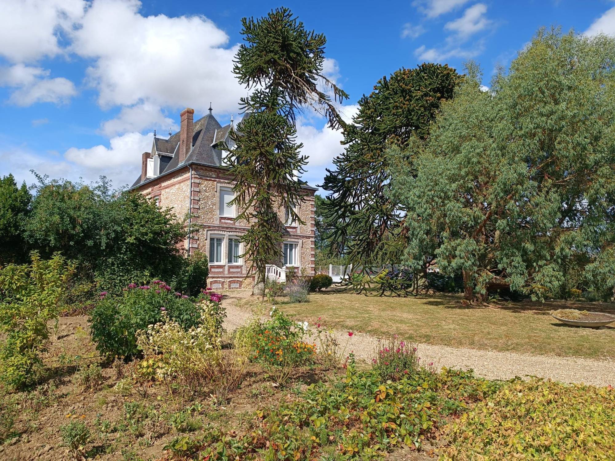 L’Agence Terres et Demeures de Normande Eure 27, vous invite à venir découvrir cette jolie propriété édifiée sur un parc arboré de plus de 9000 m².