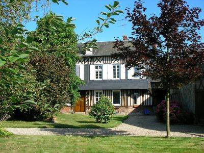 Rare à la vente, au cœur d'un village, authentique Propriété Normande sur son jardin de 770 m², dans la région de Cormeilles 27260