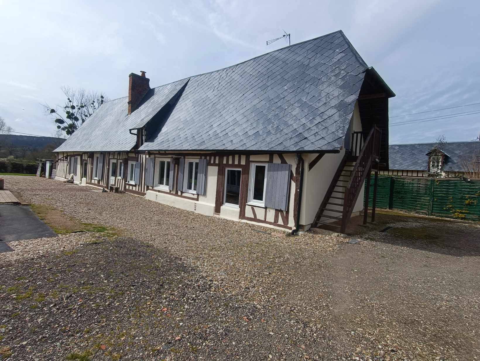 A vendre, Normande à colombages, posée sur un  terrain d'environ  2 700 m²,  proche de Monfort-Sur-Risle 27290