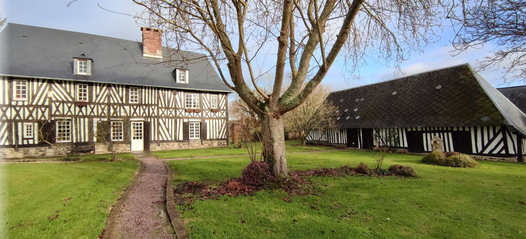 Acquisition d'une Maison Normande et sa dépendance, installées sur un jardin de 2 726 m², dans la région de Pont-Audemer 27500.