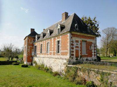 A vendre Château entouré de ses terres et de ses bois en Normandie 14 27 61 76
