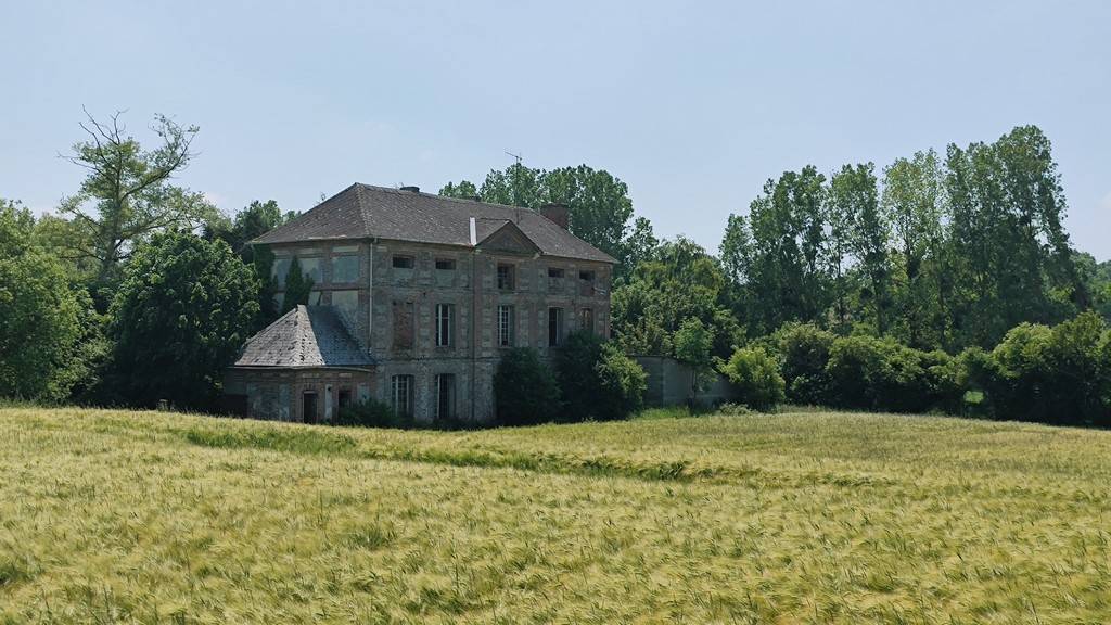 Manoir du XVIIIIème siècle de 320 m² à rénover, bâti sur un terrain de 4234 m² et situé dans la vallée de l'Yères.