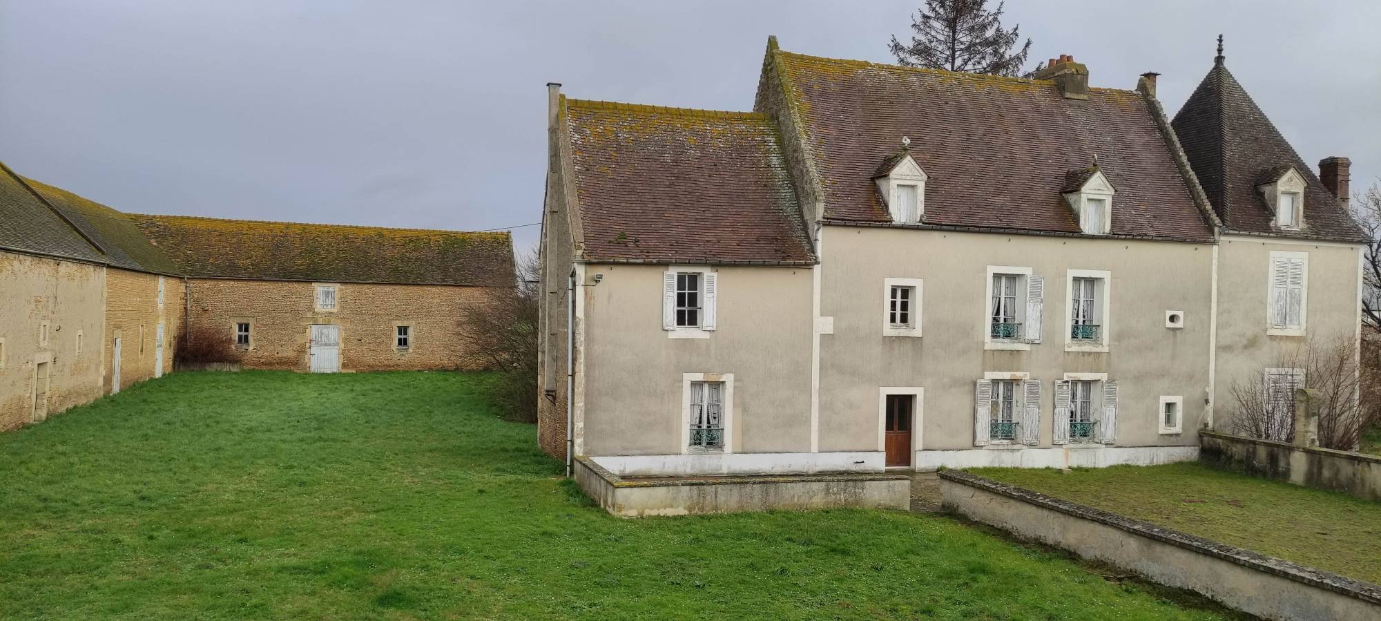 A vendre, charmant corps de ferme en pierre et ses dépendances du début XIXe entre Caen 14000 et le Pays d'Auge