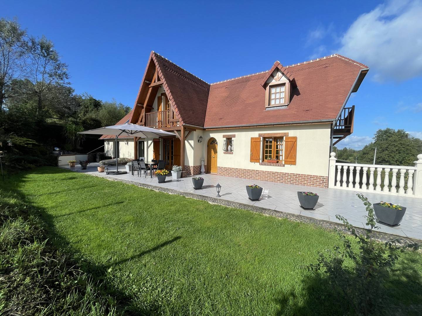 Maison individuelle en bord de rivière de 180m², située à proximité de Neufchâtel-en-Bray, dans un environnement calme et verdoyant, sur son terrain de 1 250m², Seine Maritime, 76