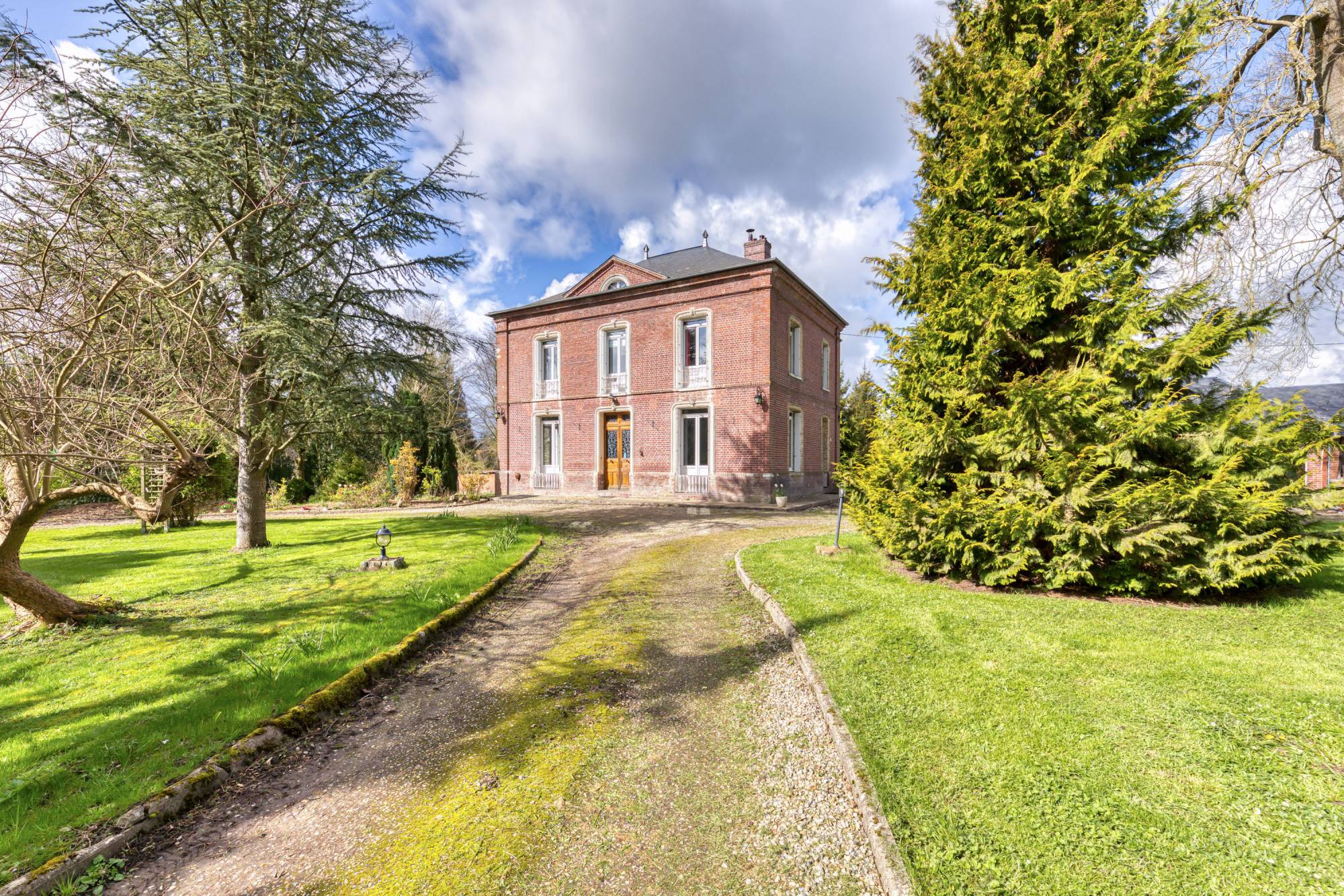 A vendre maison de maître et dépendances sur parc d'1 hectare : une opportunité unique dans le Pays de Bray.