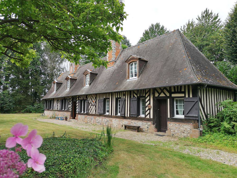 L'agence immobilière Terres et Demeures de Normandie vous invite à venir découvrir à seulement 5 minutes de Brionne 27800, 10 km de Bernay 27300, et à 10 minutes de la gare SNCF de Bernay, dans la campagne, découvrez cet Ancien Corps de Ferme sur 1 h