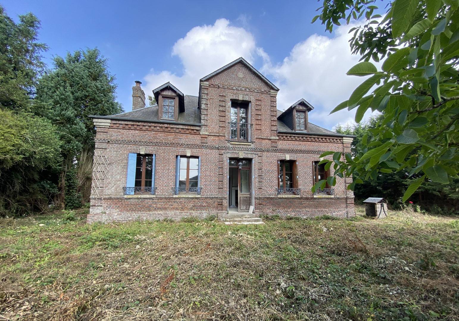 A vendre charmante maison en briques avec charme et carcatère en Normandie sur 1620m² de terrain.