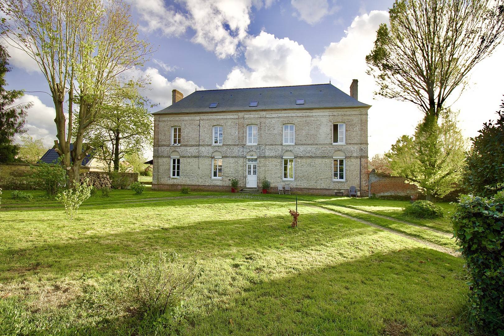 maison de Maître de 245,52 m², et de sa dépendance de 150 m², sur un terrain de 3 300 m², située à proximité de Neufchâtel-en-Bray.