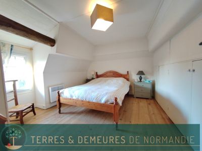 A vendre avec votre agence immobilière TERRES ET DEMEURES DE NORMANDIE, 5 min. des commerces de Cormeilles 27260, adorable chaumière en colombages, décoration soignée, jardin planté de 610 m², facile à entretenir.