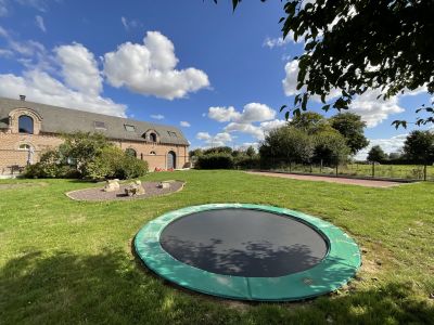 A vendre propriété avec véritable terrain de pétanque et un trampoline enterré.